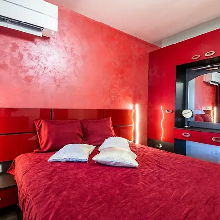 Luxe Grand Monastery In Apartment